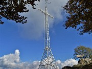 51 Croce dello Zucco e a dx ricordo della guida alpina Antonio Baroni di Sussia-San Pellegrino Terme